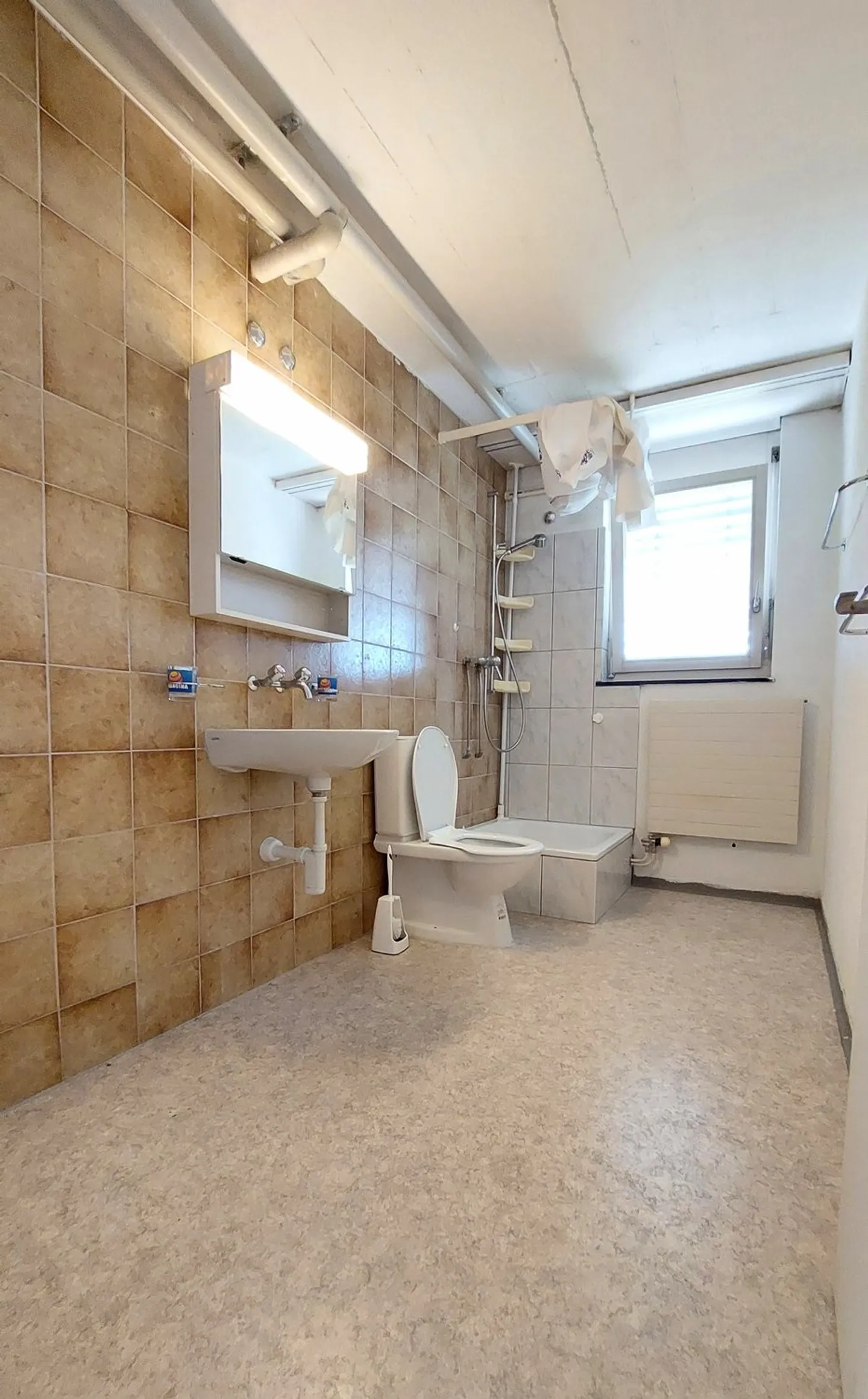 Large heated craft room of 40 m² with separate WC - Photo 5 of 7