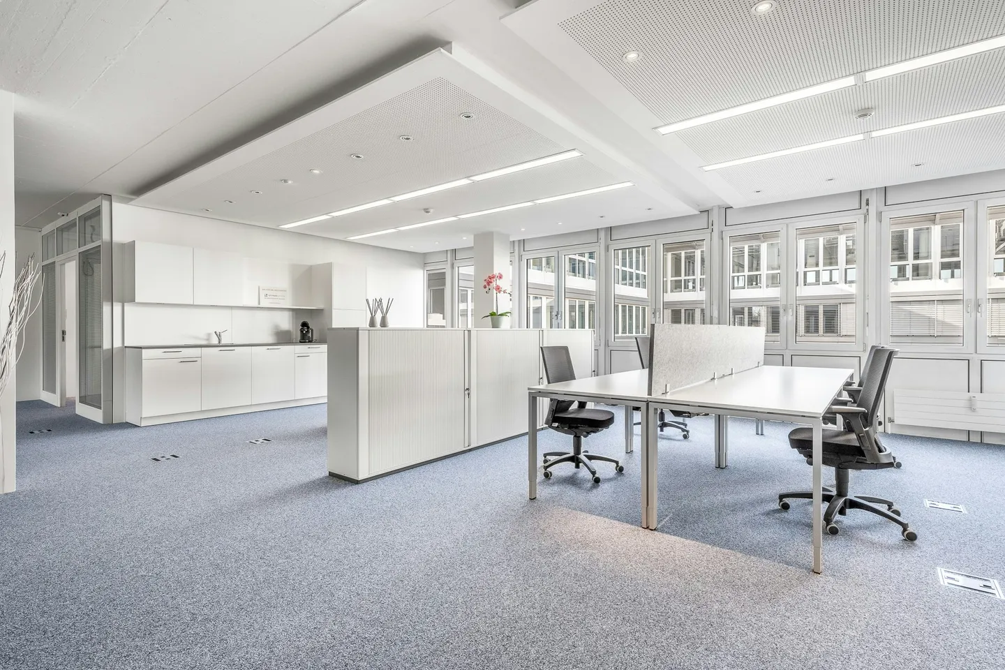 PLAZA | Bureau open space haut de gamme - inondé de lumière avec salle de réunion & kitchenette - Photo 1 sur 9