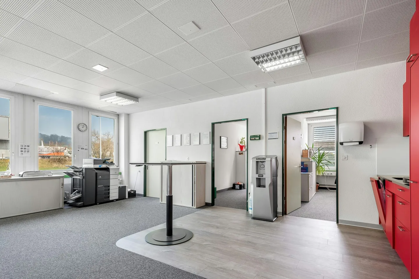 1'010 m² d'espaces de bureau climatisés - idéal pour l'administration, le développement et la gestion - Photo 6 sur 8