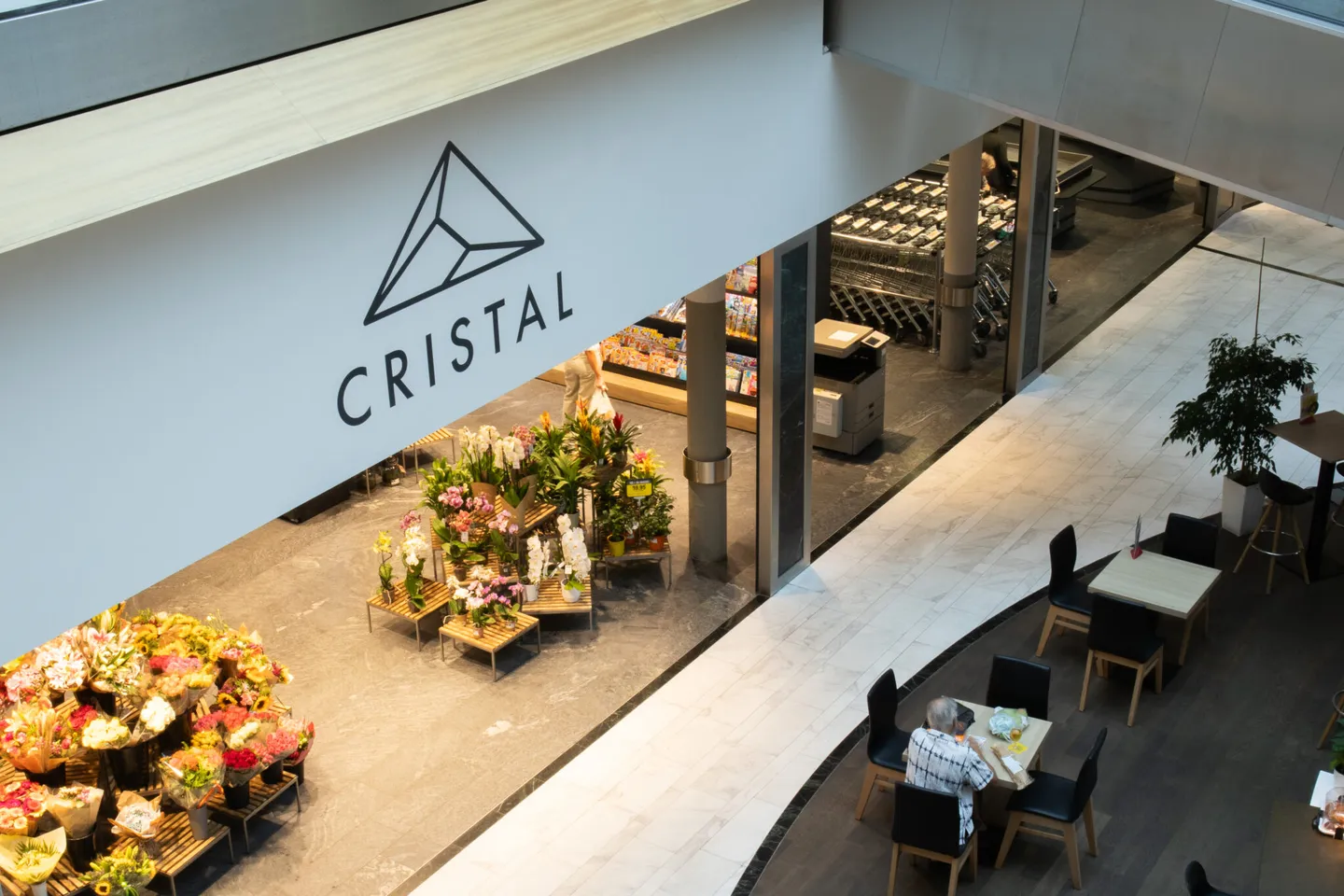 AT CRYSTAL ¦ YOUR BUSINESS IN THE HEART OF VALAIS - Photo 3 of 5