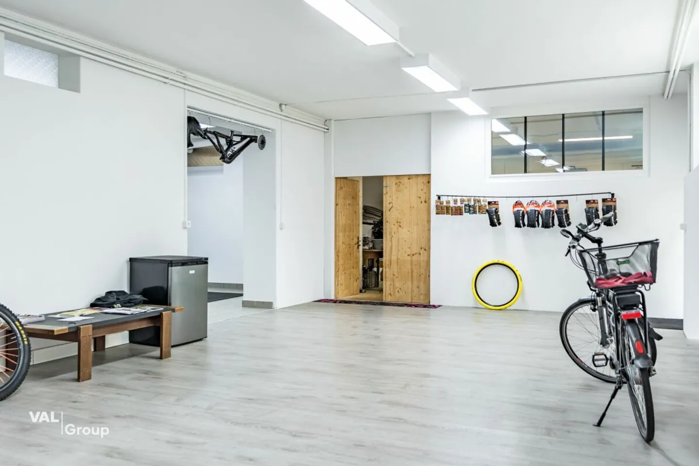 Versatile usable premises centrally located in Brig - Photo 3 of 13