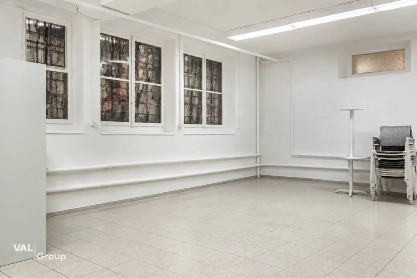 Versatile usable premises centrally located in Brig - Photo 2 of 13