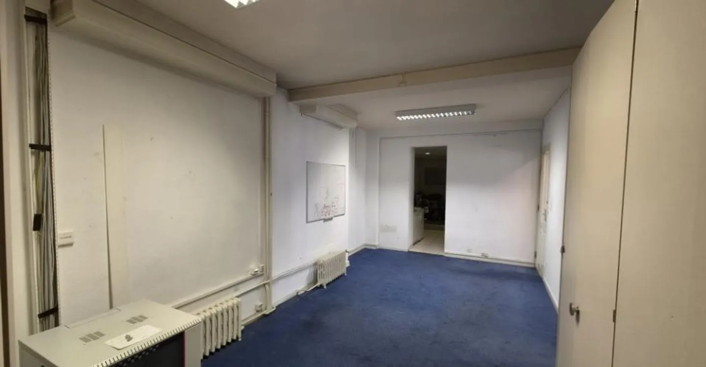 Ufficio di circa 192 m2, situato al 1° piano. - Foto 7 di 8