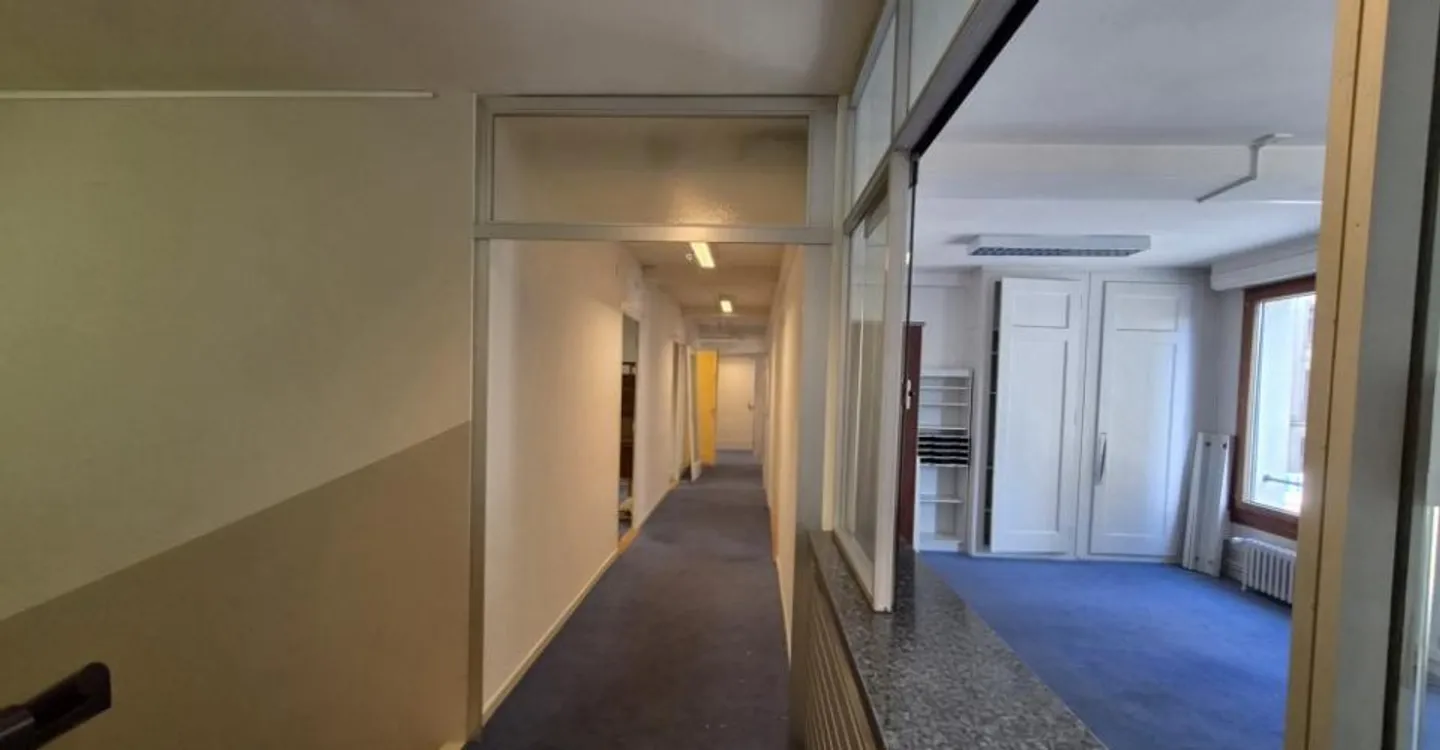 Ufficio di circa 192 m2, situato al 1° piano. - Foto 5 di 8