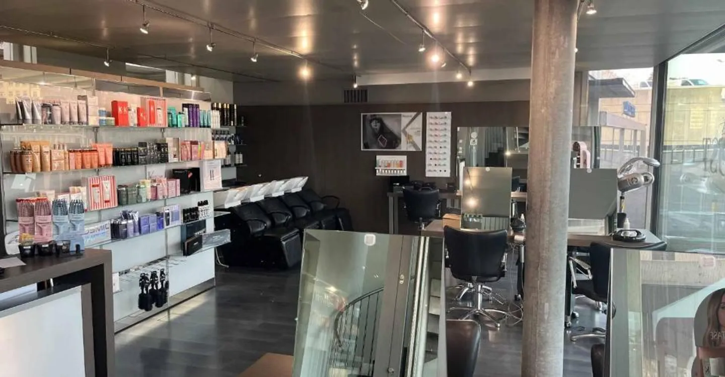 Friseur-Barbersalon im Stadtzentrum mit Blick auf die Kathedrale - Foto 2 von 6