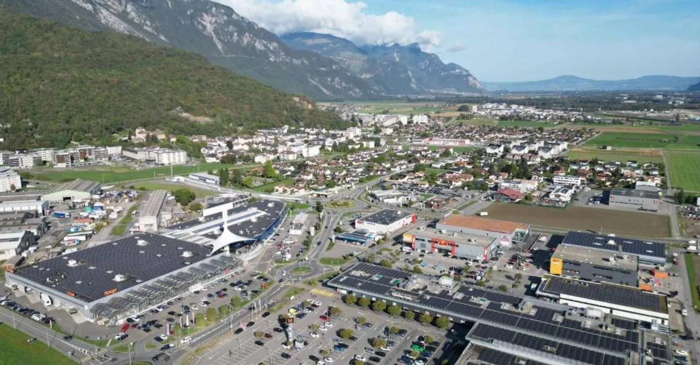 SPAZIO COMMERCIALE — 946 M² - ECCELLENTE VISIBILITÀ - Foto 1 di 6