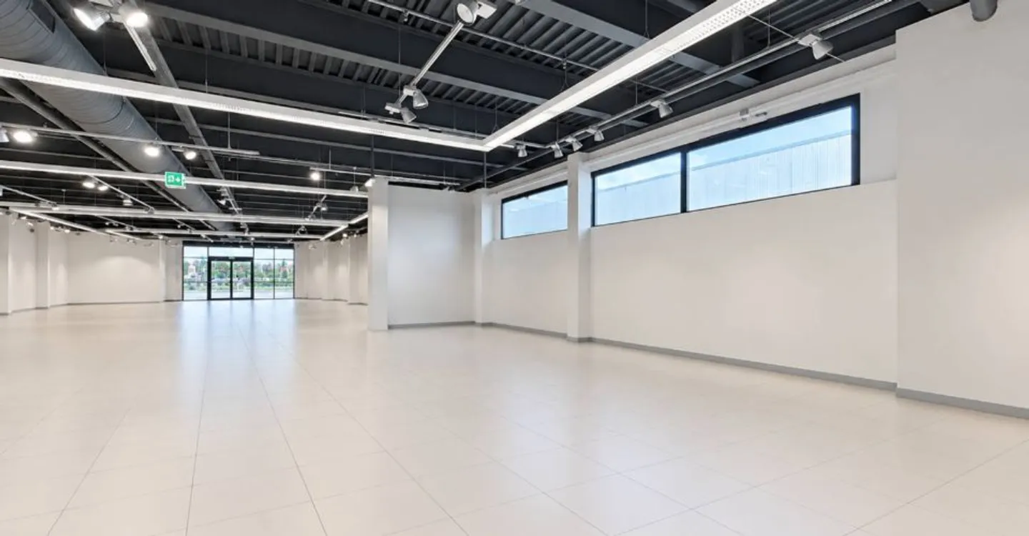 SPAZIO COMMERCIALE — 946 M² - ECCELLENTE VISIBILITÀ - Foto 5 di 6