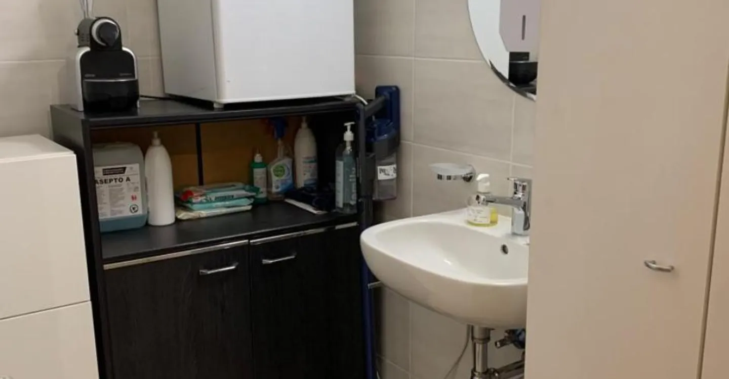 Medical cabinet currently operated as a physiotherapy and osteopathy cabinet, suitable for two people - Photo 7 of 10
