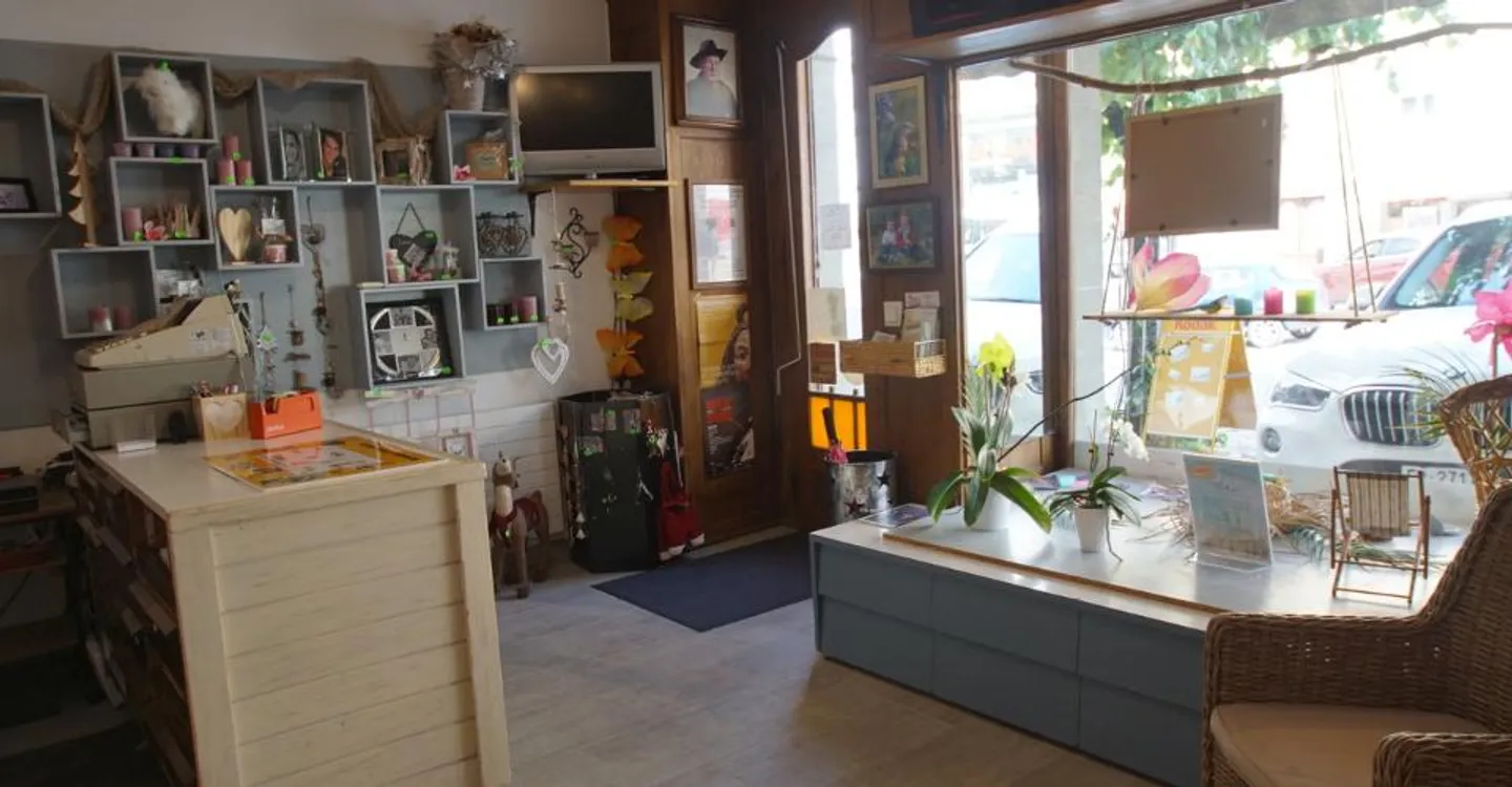 Local commercial avec vitrine dans le centre-ville - Photo 2 sur 6