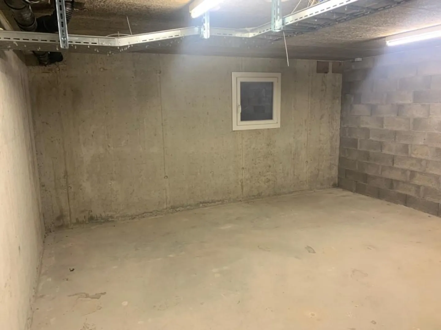 Large Storage Space of 28m2 - Photo 2 of 4