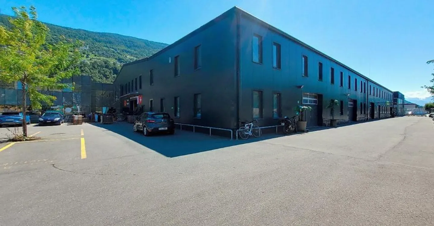 Sion, for rent 1 premises of 355.50m2 on the ground floor in a fully renovated industrial building. - Photo 1 of 6