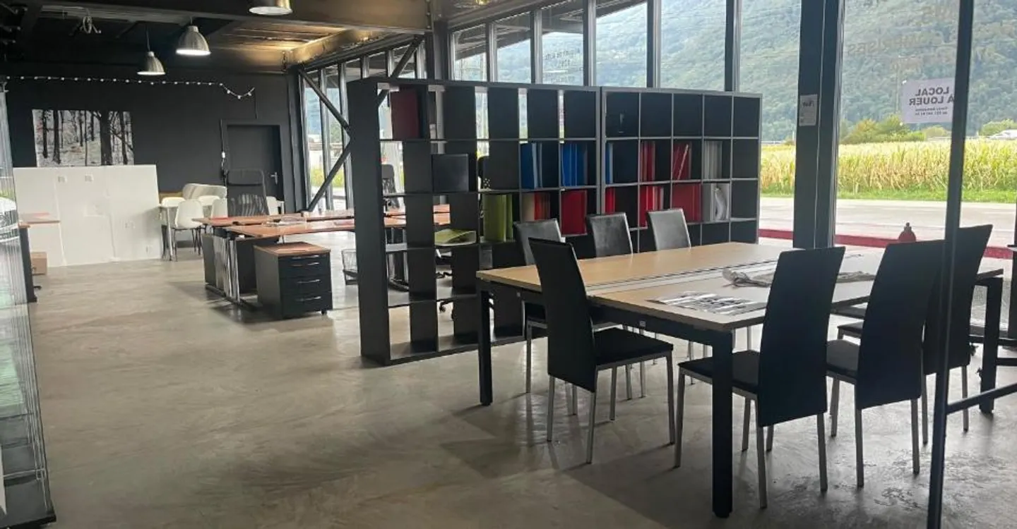 Commercial space of approx. 104 m2, on one level with large showcase - Photo 3 of 9