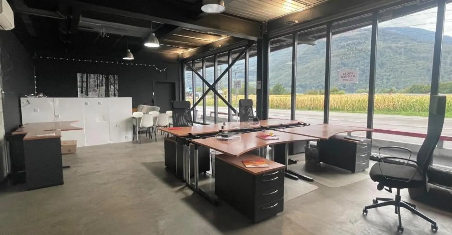 Commercial space of approx. 104 m2, on one level with large showcase - Photo 2 of 9