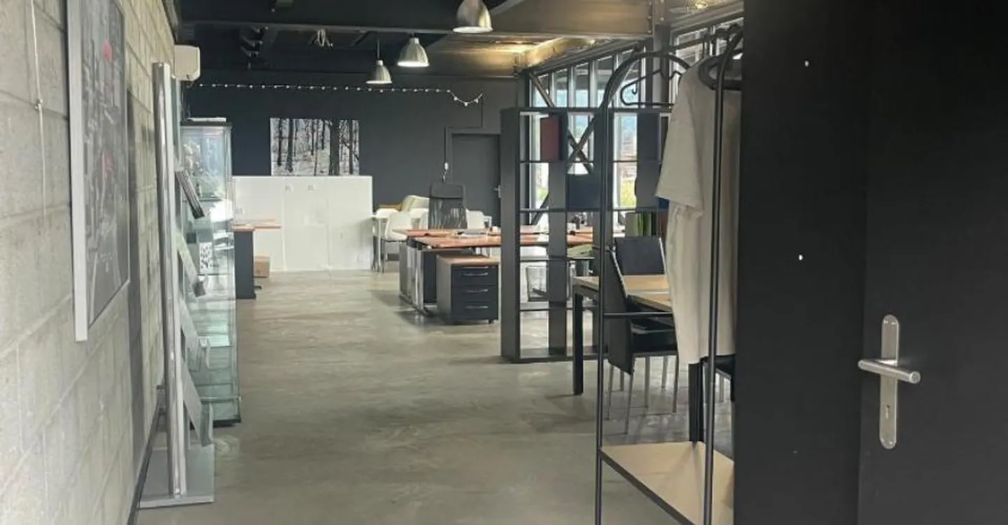Commercial space of approx. 104 m2, on one level with large showcase - Photo 8 of 9