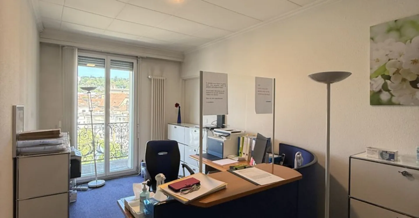 Beautiful office space ideally located! - Photo 2 of 8