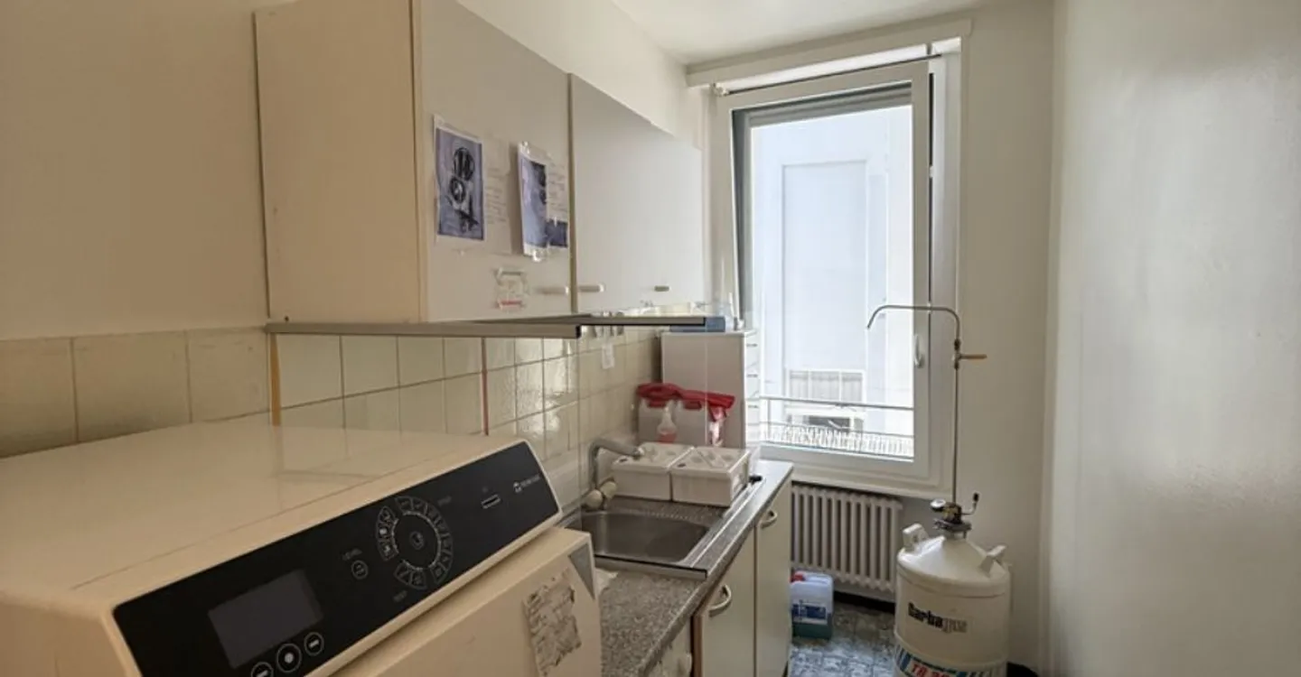 Beautiful office space ideally located! - Photo 7 of 8