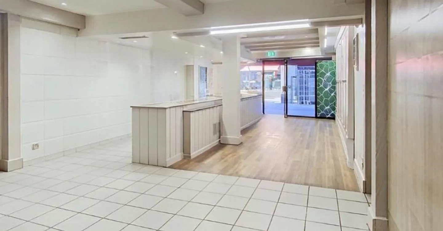 Commercial space with laboratory - Photo 3 of 8