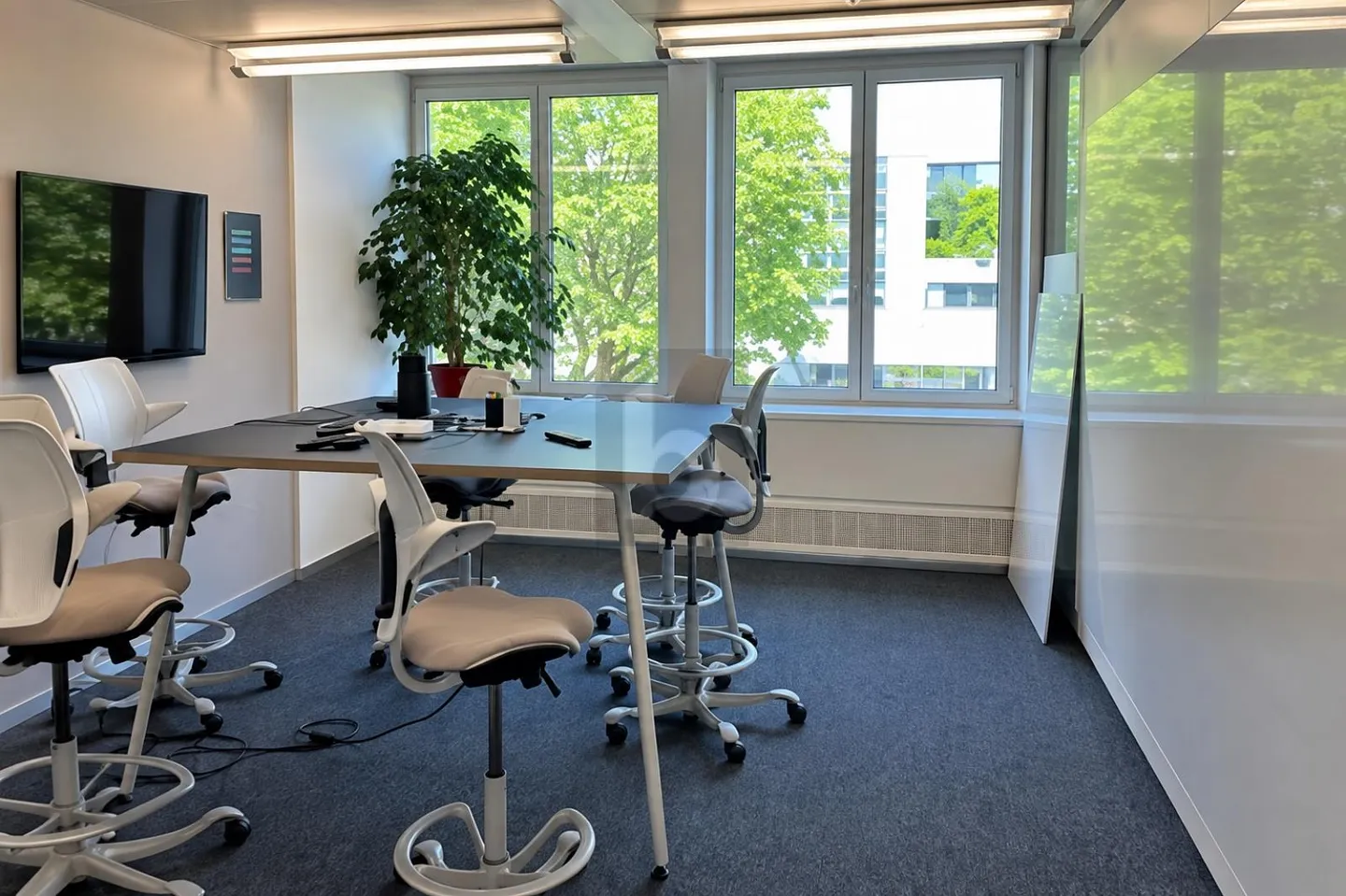 LICHTDURCHFLUTET MIT OFFENEN ARBEITSBEREICHEN - Foto 3 di 6