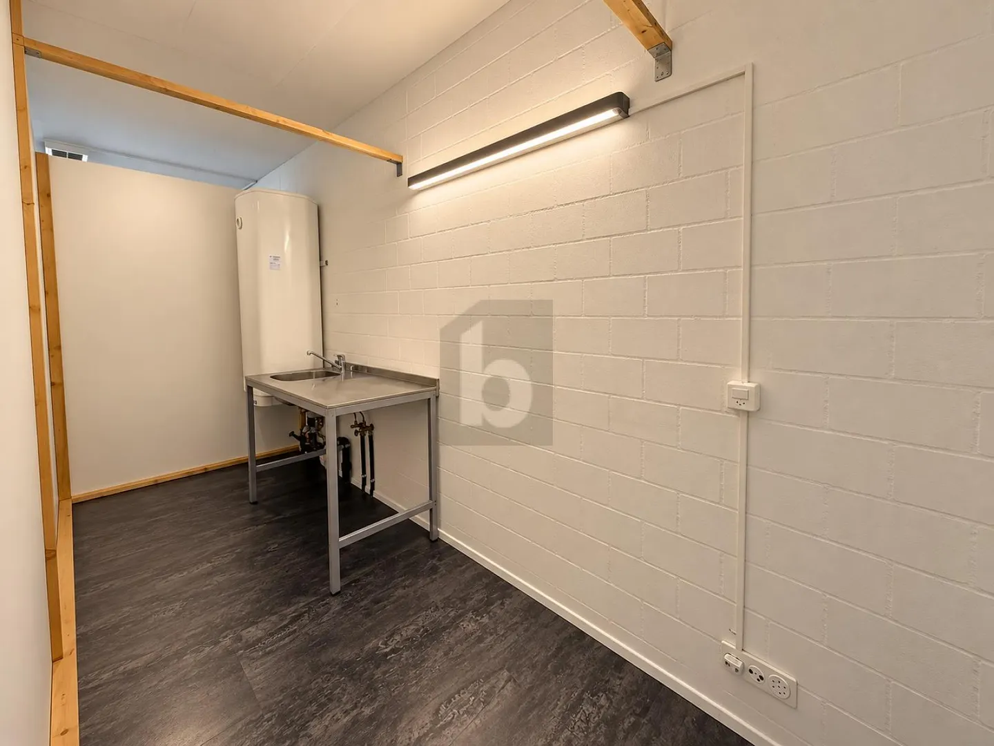 TOP LOCATION FOR BEAUTY, HAIRDRESSER OR OFFICE - Photo 3 of 4