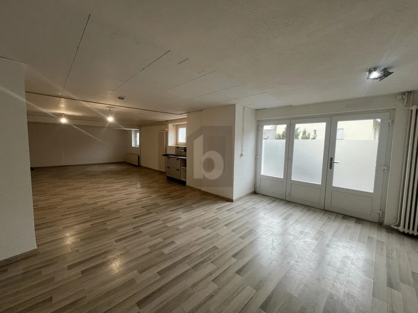 Geräumige Gewerbefläche mit Garage - Foto 2 von 5