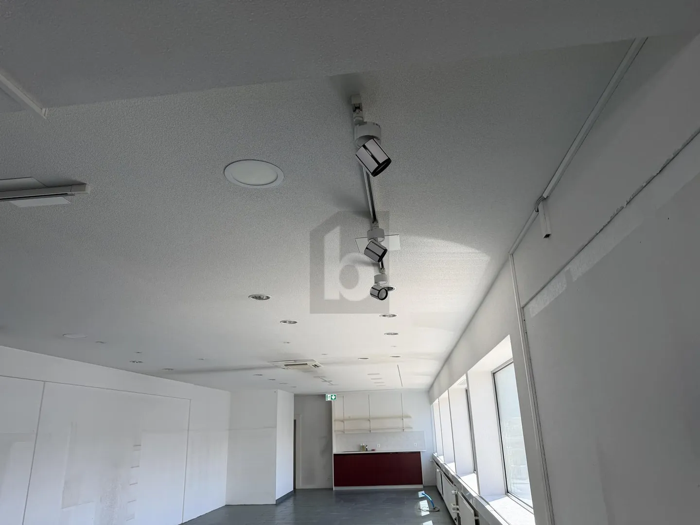 STRATEGIC LOCATION AND MODULAR SPACES - Photo 4 of 5