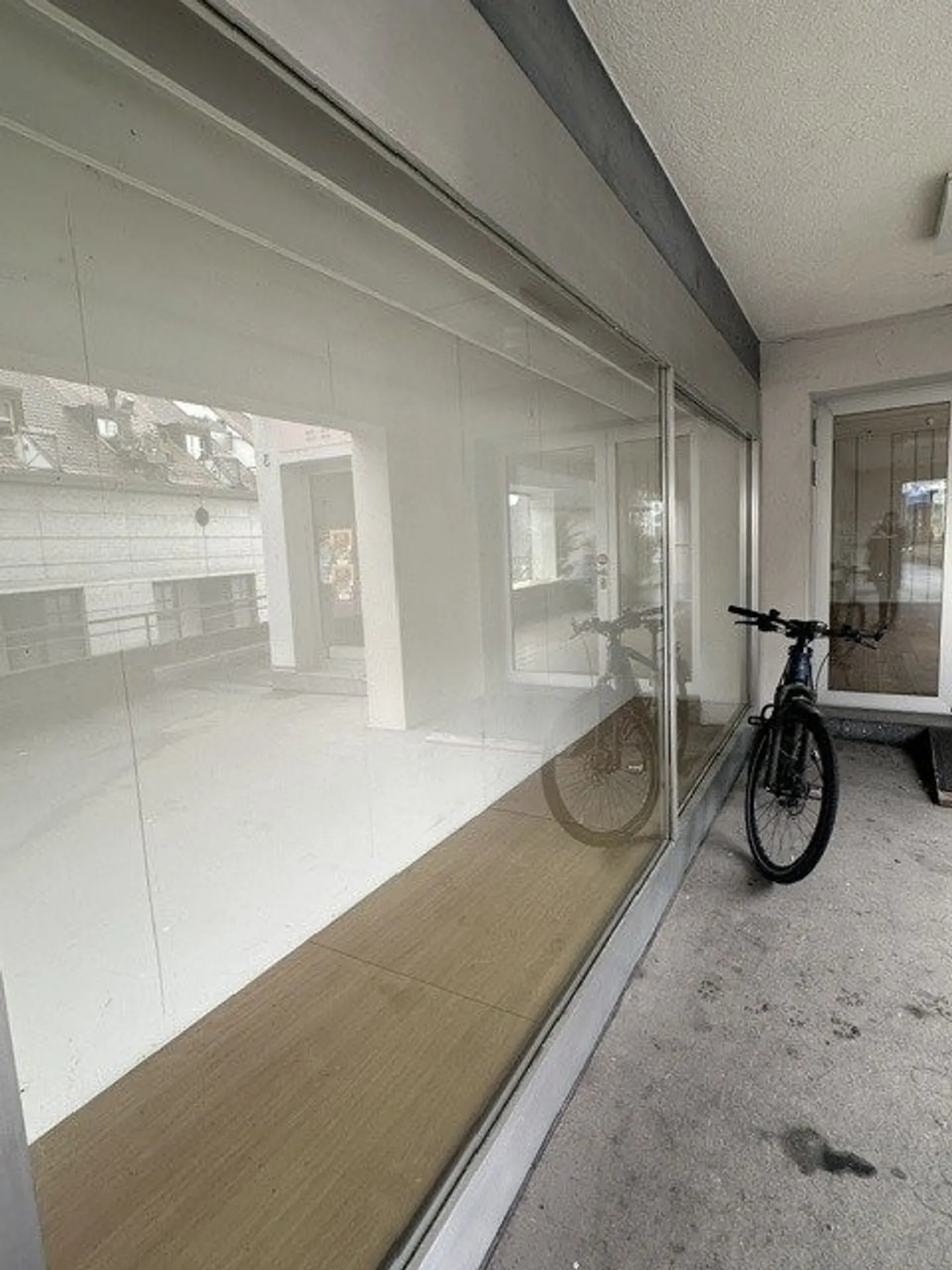 Showcase for rent in Aarau - Photo 2 of 2