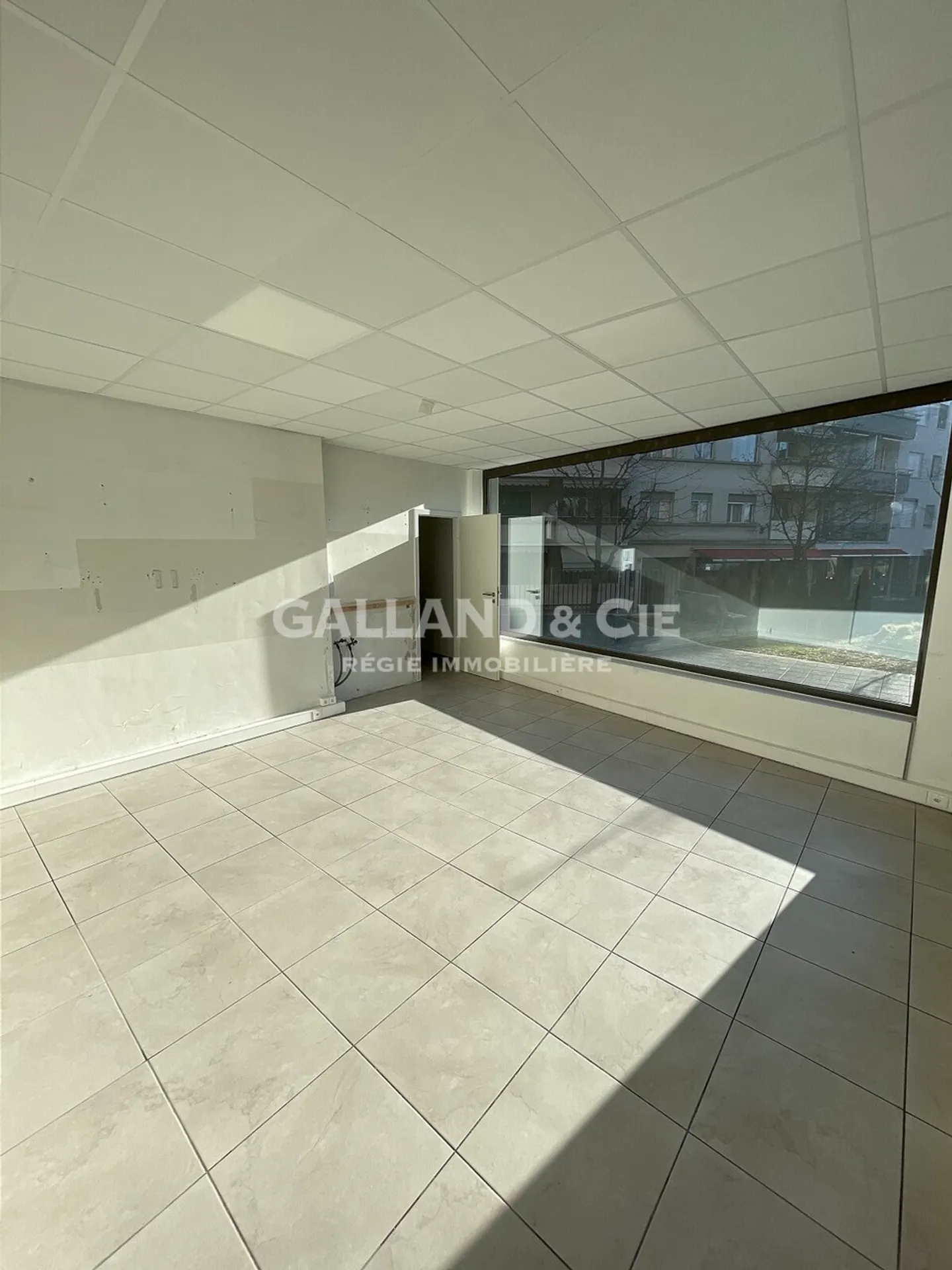 Grande surface commerciale de 150 m² avec vitrines et terrasse - Photo 8 of 8