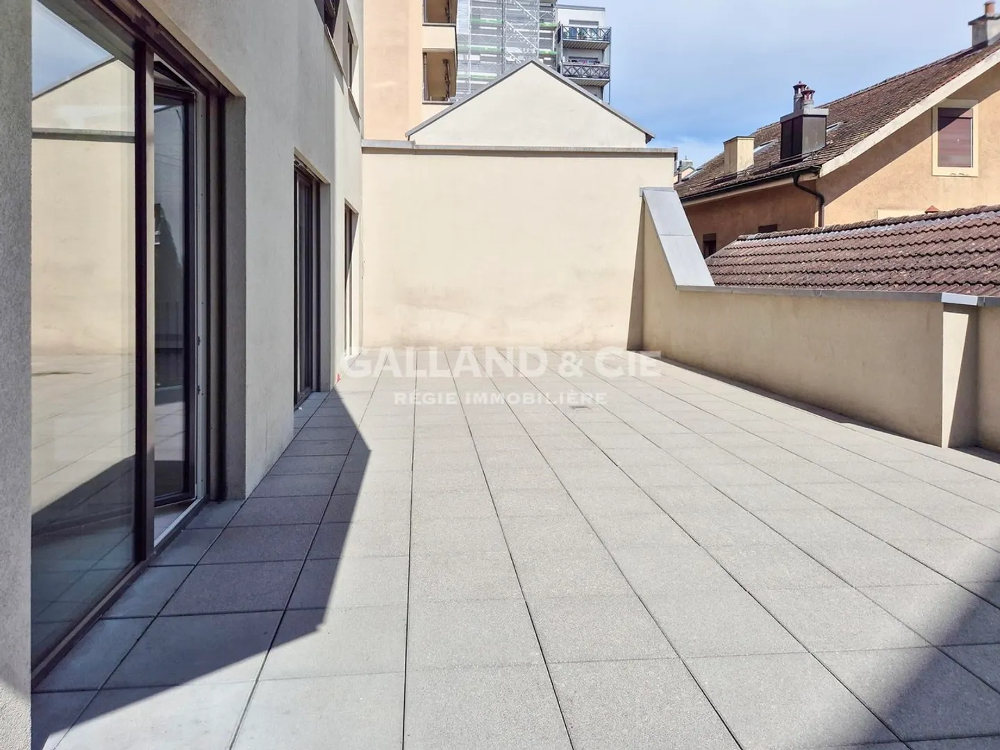 Grande surface commerciale de 150 m² avec vitrines et terrasse - Photo 3 of 8