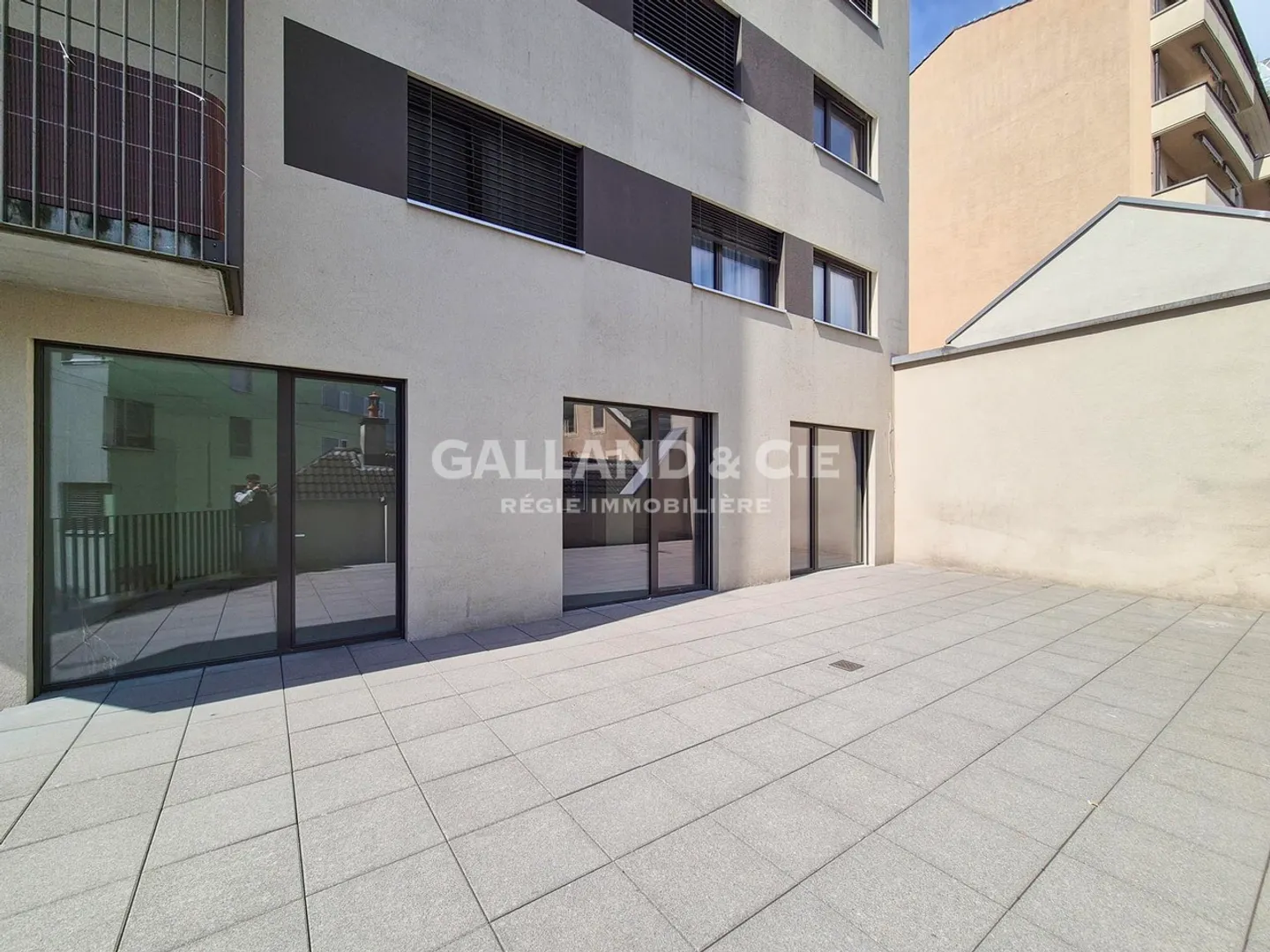 Grande surface commerciale de 150 m² avec vitrines et terrasse - Photo 4 of 8