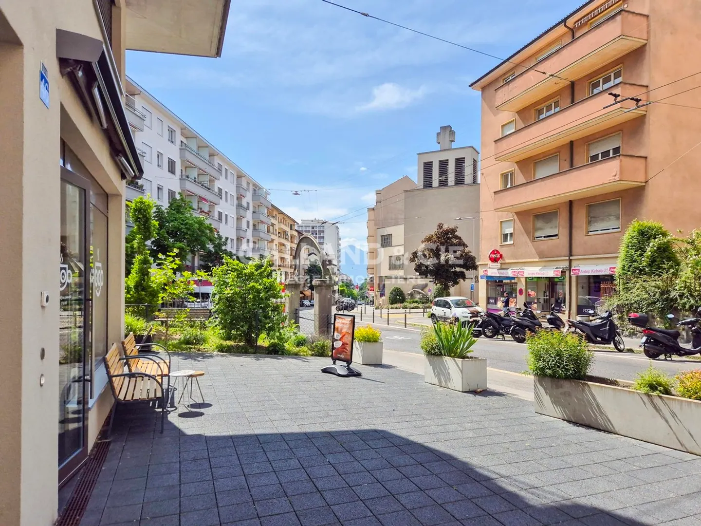 Grande surface commerciale de 150 m² avec vitrines et terrasse - Photo 1 of 8
