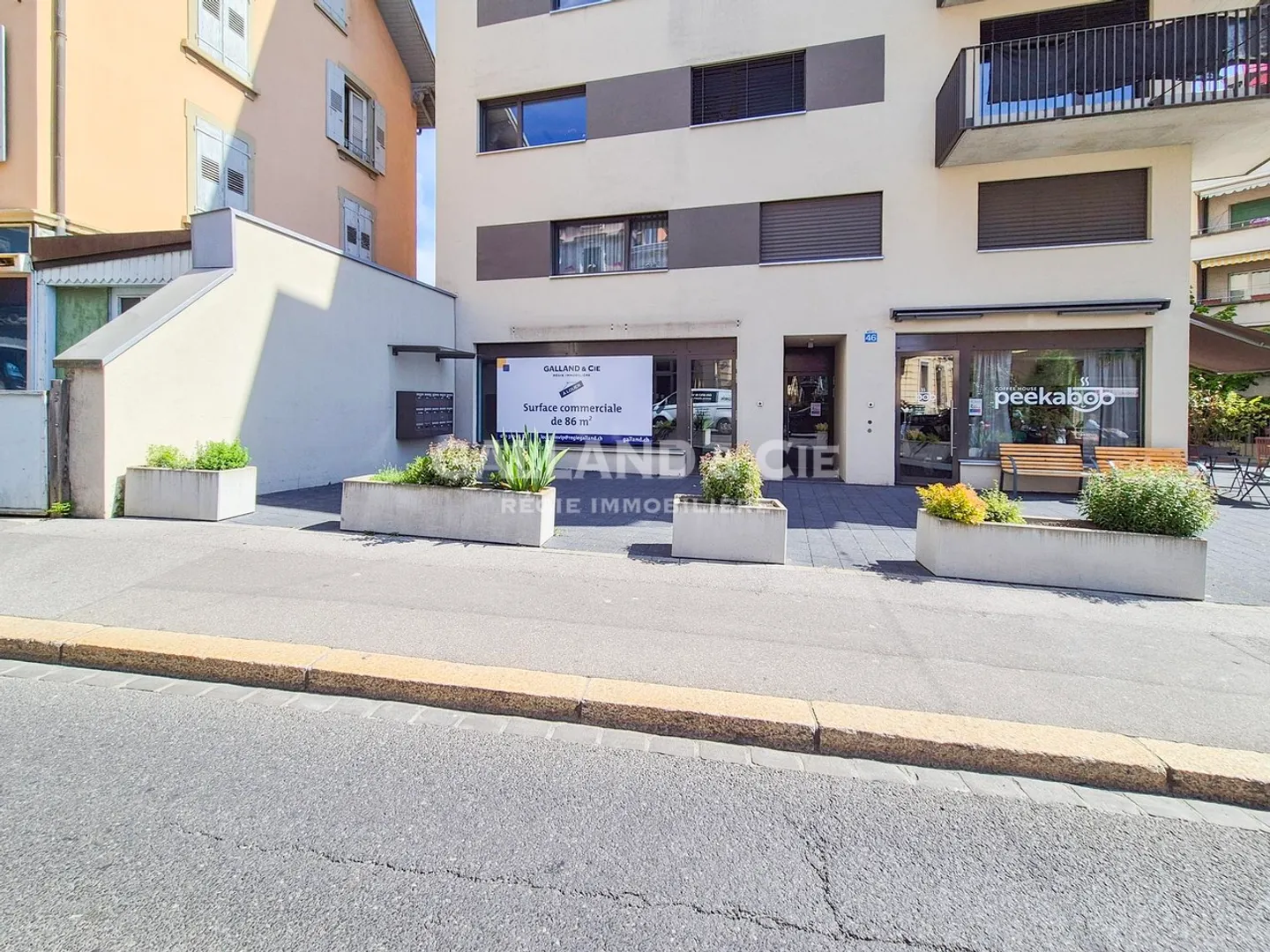 Grande surface commerciale de 150 m² avec vitrines et terrasse - Photo 2 of 8