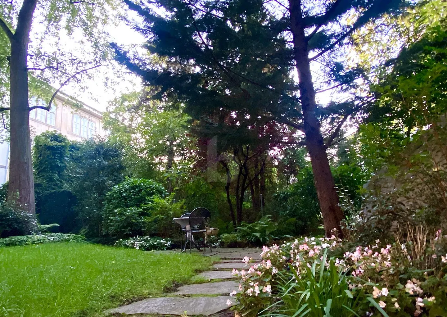 Zentrales Büro mit Privatgarten - Foto 1 von 4