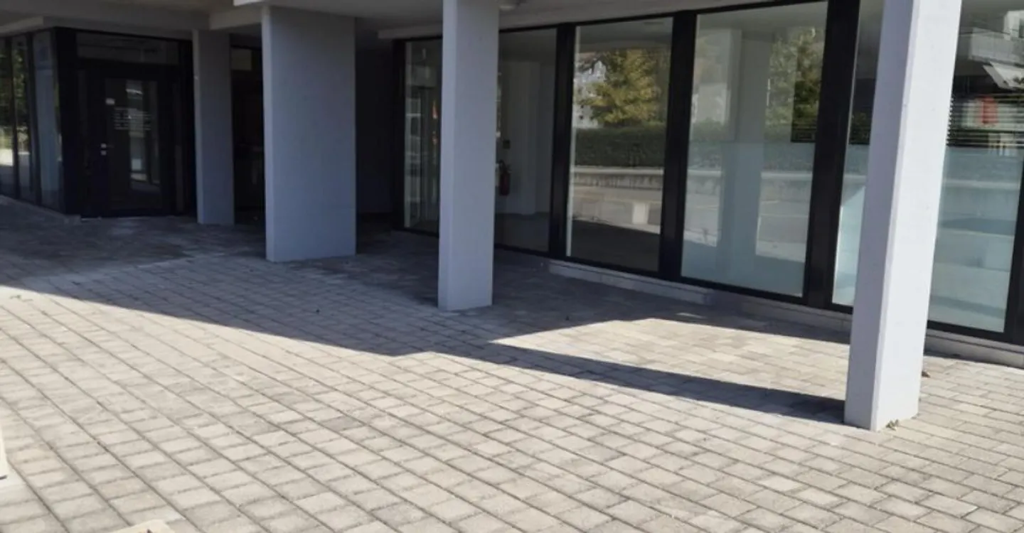 Espace Commercial avec Grande Visibilité - Photo 2 sur 13