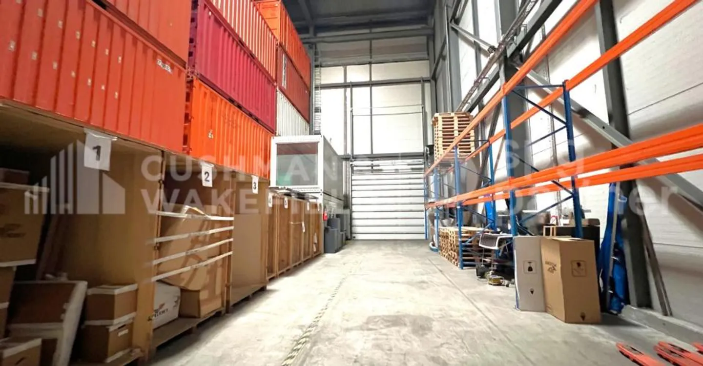 Large high-ceiling industrial hall of 1,500 m² for rent in Satigny - Moulières 6 - Photo 3 of 10