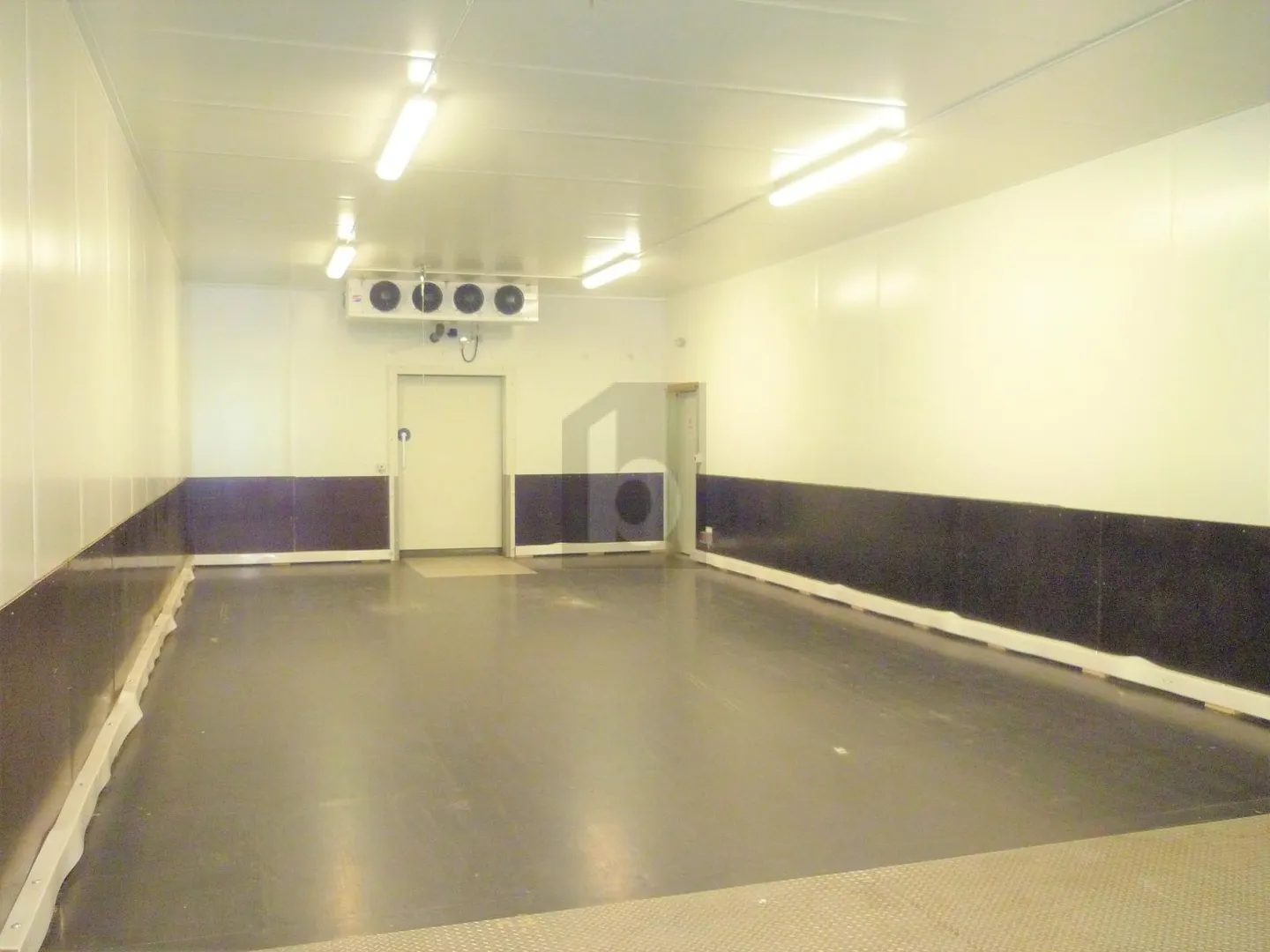 2 Kühle Räume und Büro in der Nähe von Yverdon! - Foto 3 von 6