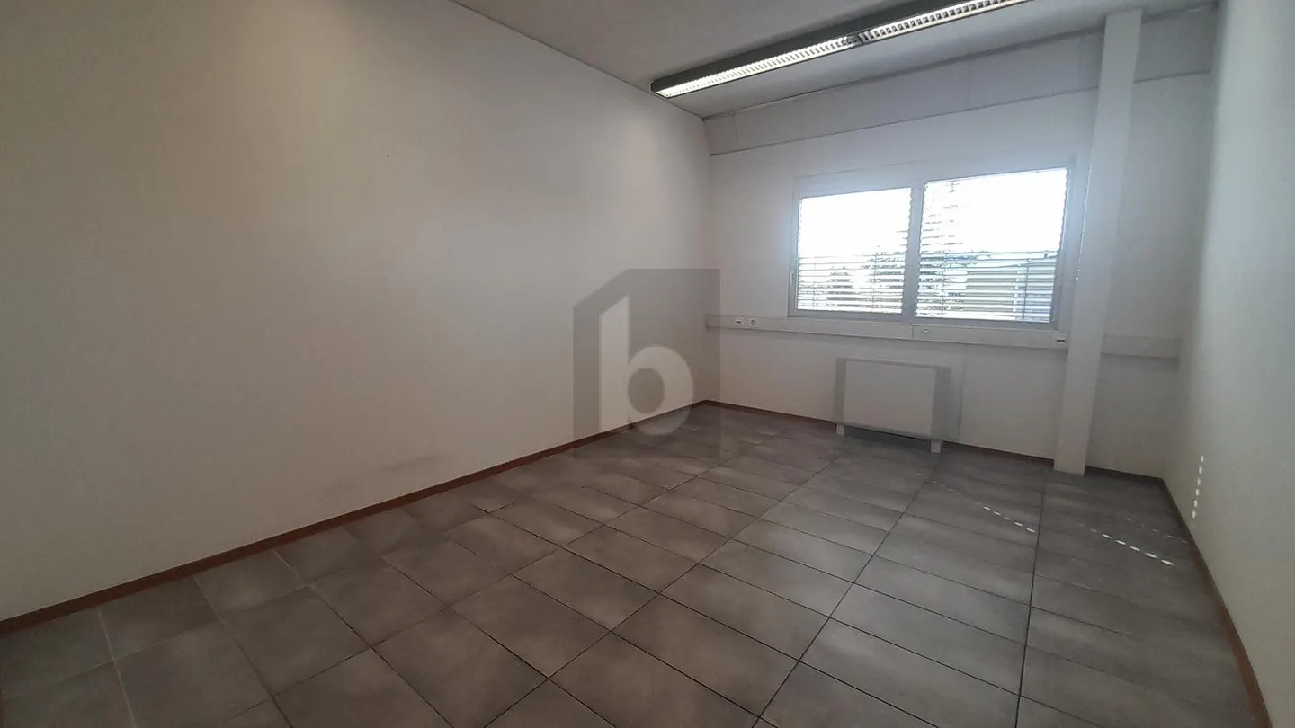 SPAZIOSO, MODERNO E IDEALMENTE SITUATO - Foto 3 di 6