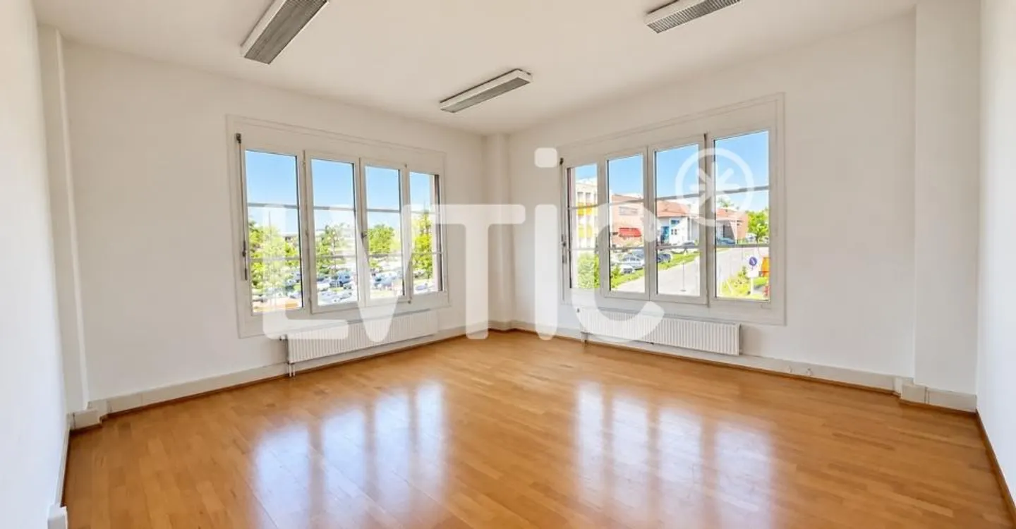 Offices of 180 m2 for rent in Mont-sur-Lausanne - Photo 1 of 12