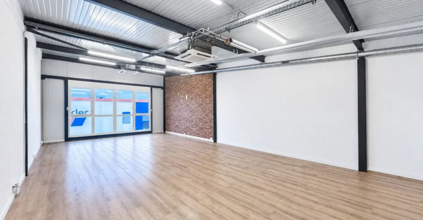 INDUSTRIE - SHOWROOM - EBENE - Foto 3 von 4