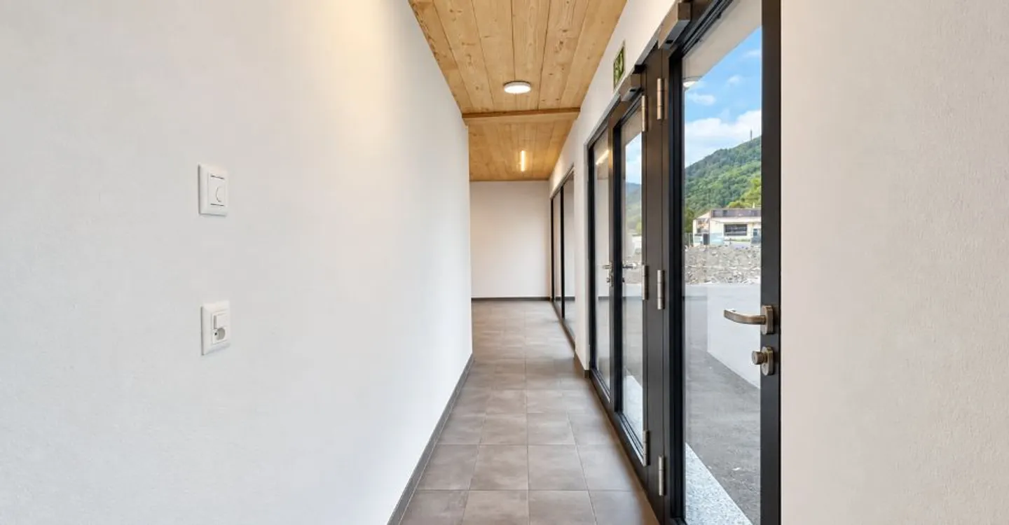 Commercial space - Photo 2 of 7