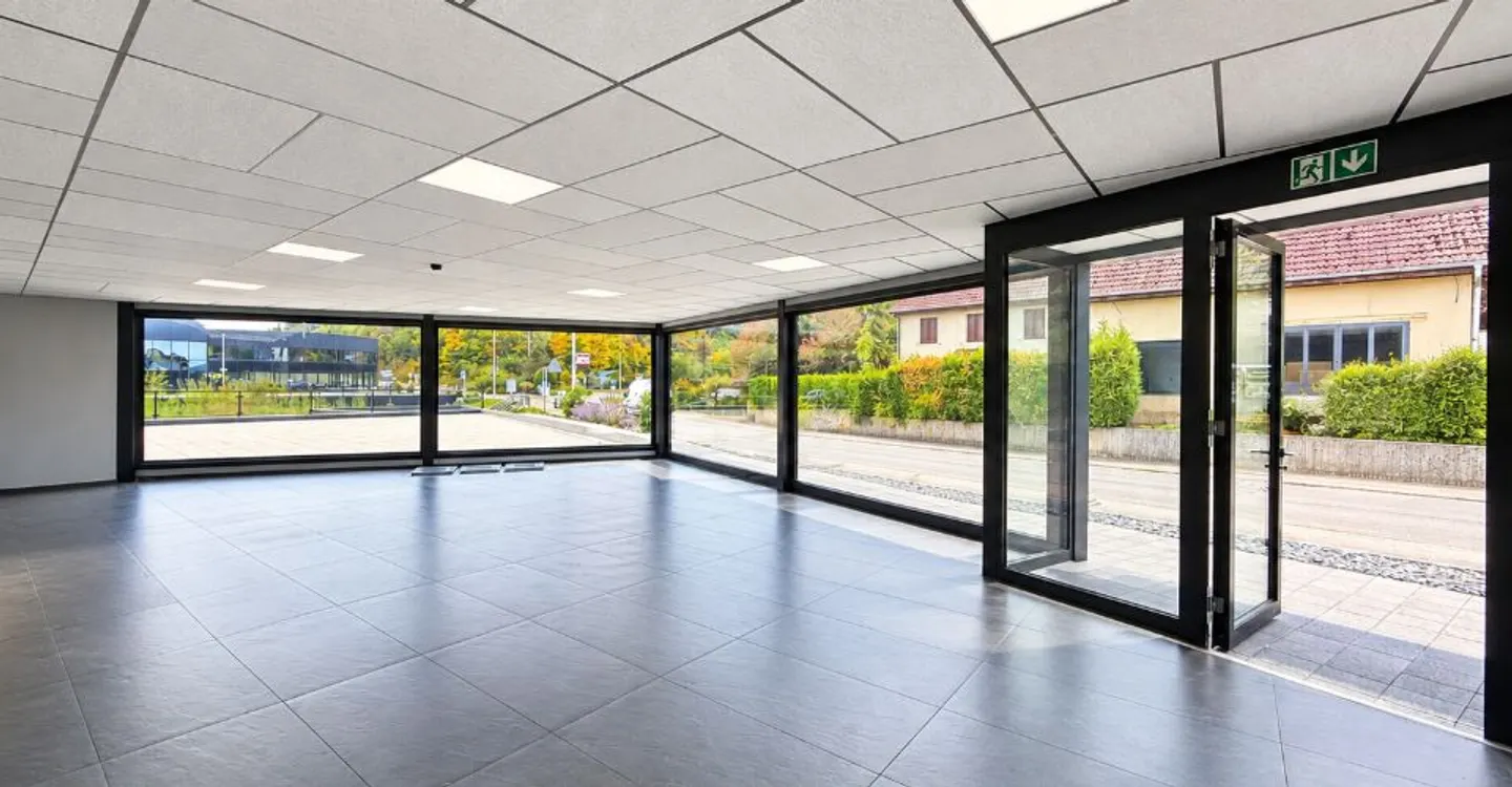 Commercial premises of 221.5 m² for rent - strategic location in Porrentruy - Photo 3 of 13
