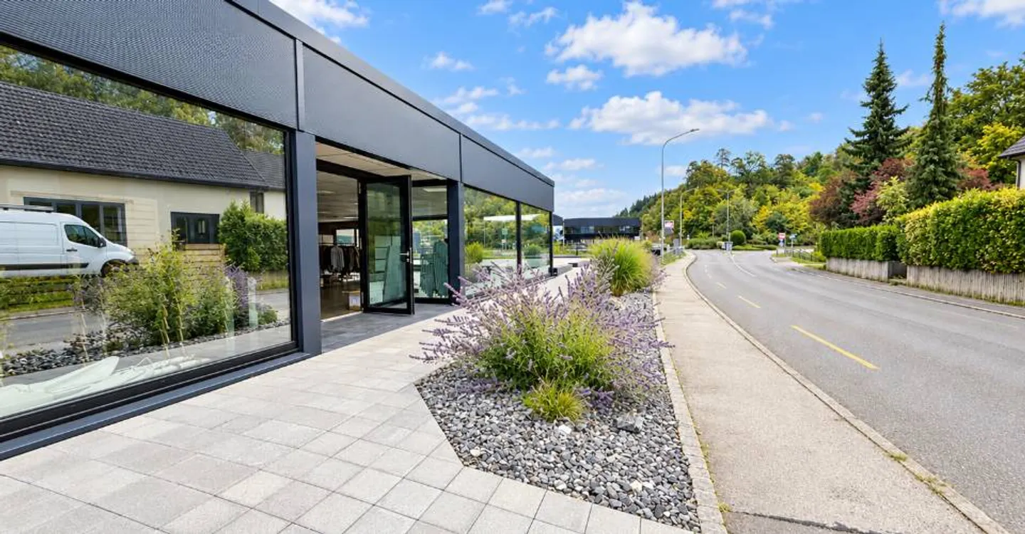 Commercial premises of 221.5 m² for rent - strategic location in Porrentruy - Photo 1 of 13