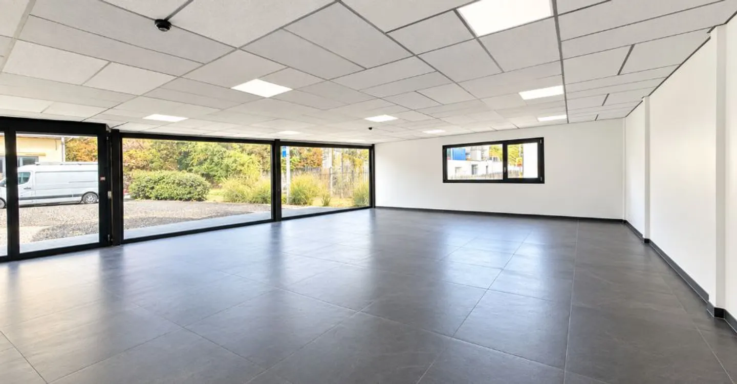 Commercial premises of 221.5 m² for rent - strategic location in Porrentruy - Photo 4 of 13
