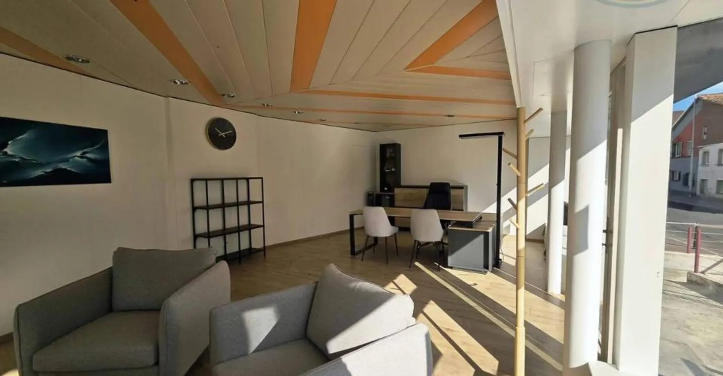 Commercial space of 45 m² with excellent visibility in Bassecourt - Photo 3 of 4