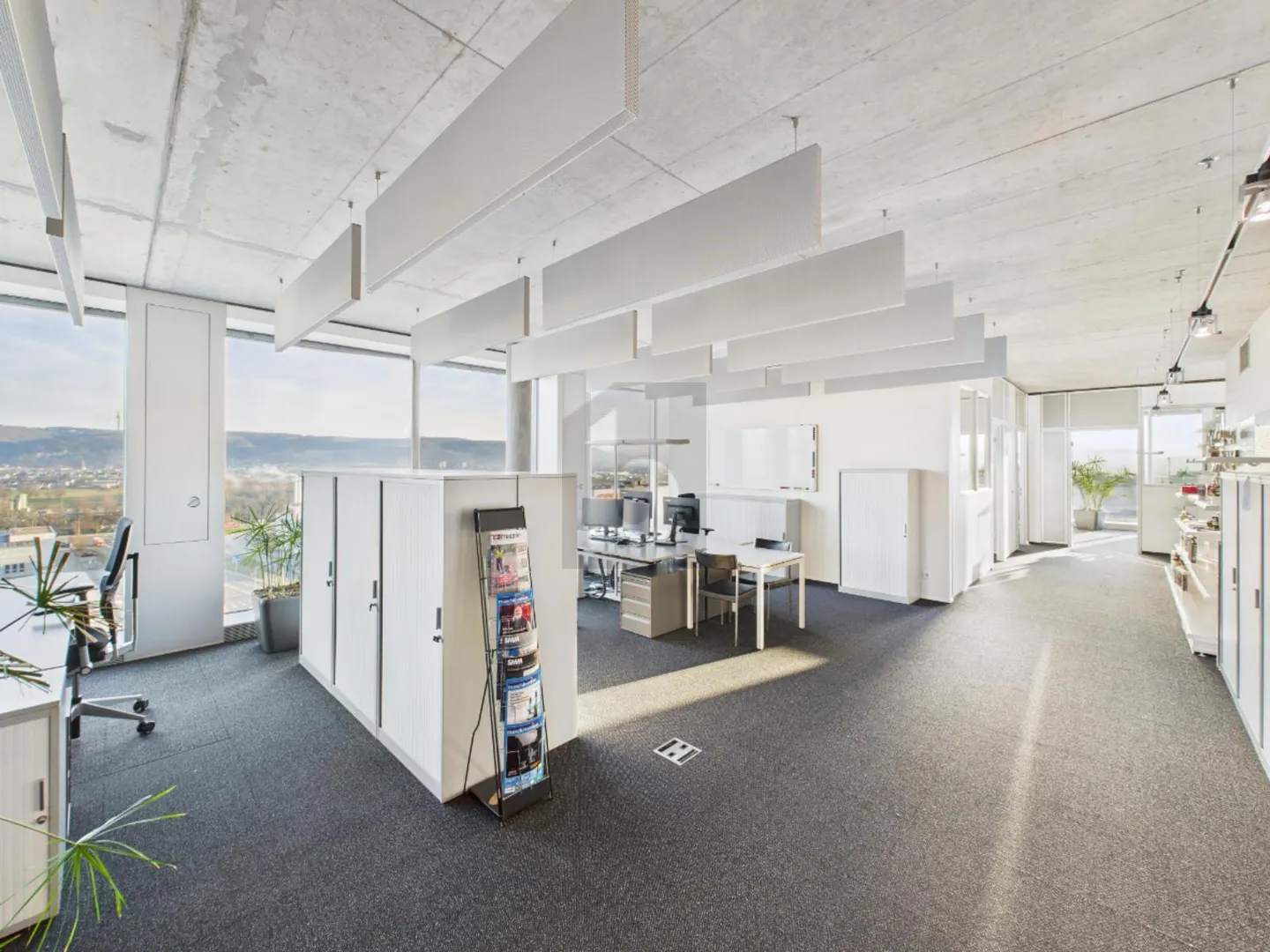 BAIGNÉ DE LUMIÈRE ET MODERNE AVEC BUREAUX INDIVIDUELS - Photo 2 sur 5
