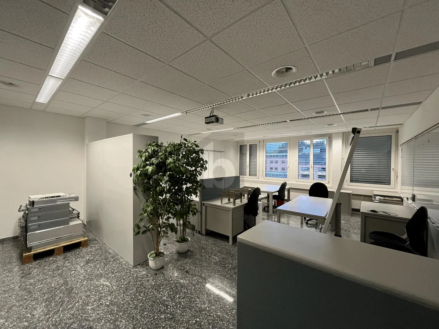 SPACIOUS, BRIGHT & WELL CONNECTED - Photo 4 of 6