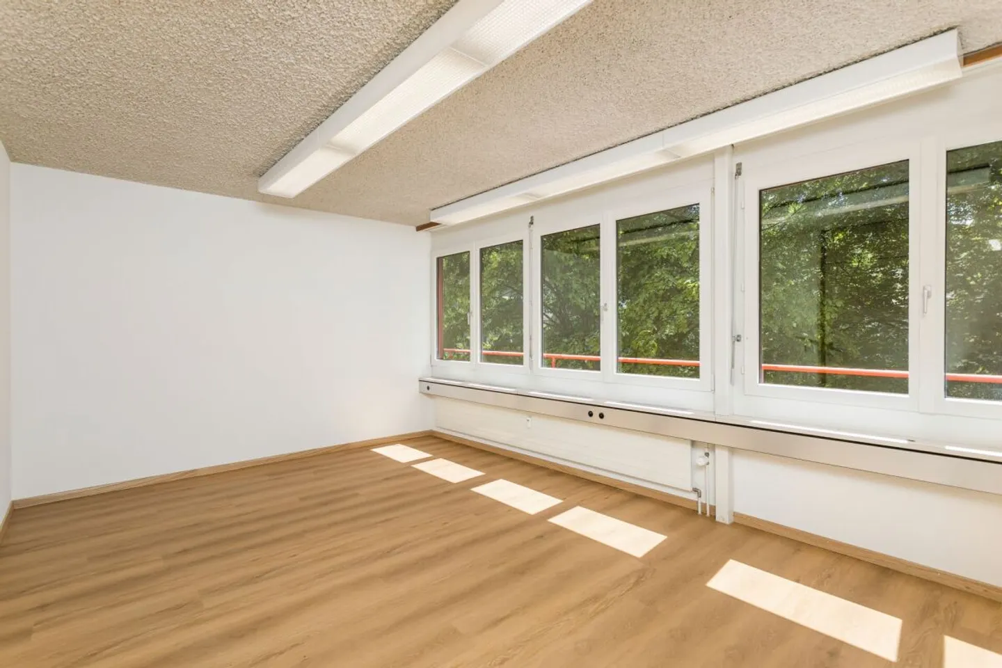 Espace commercial polyvalent dans le charmant quartier de St. Karli - Photo 5 sur 13