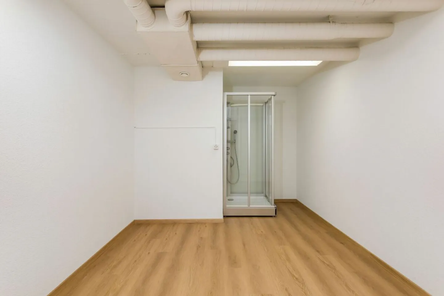 Espace commercial polyvalent dans le charmant quartier de St. Karli - Photo 11 sur 13