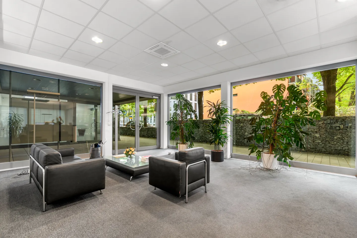 Office or Retail Space in the Heart of Pfäffikon SZ - Photo 2 of 10