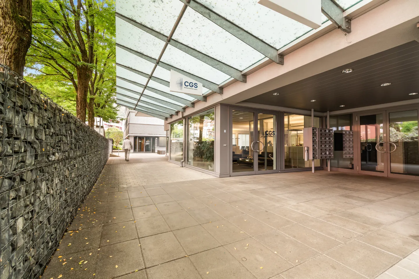 Office or Retail Space in the Heart of Pfäffikon SZ - Photo 3 of 10