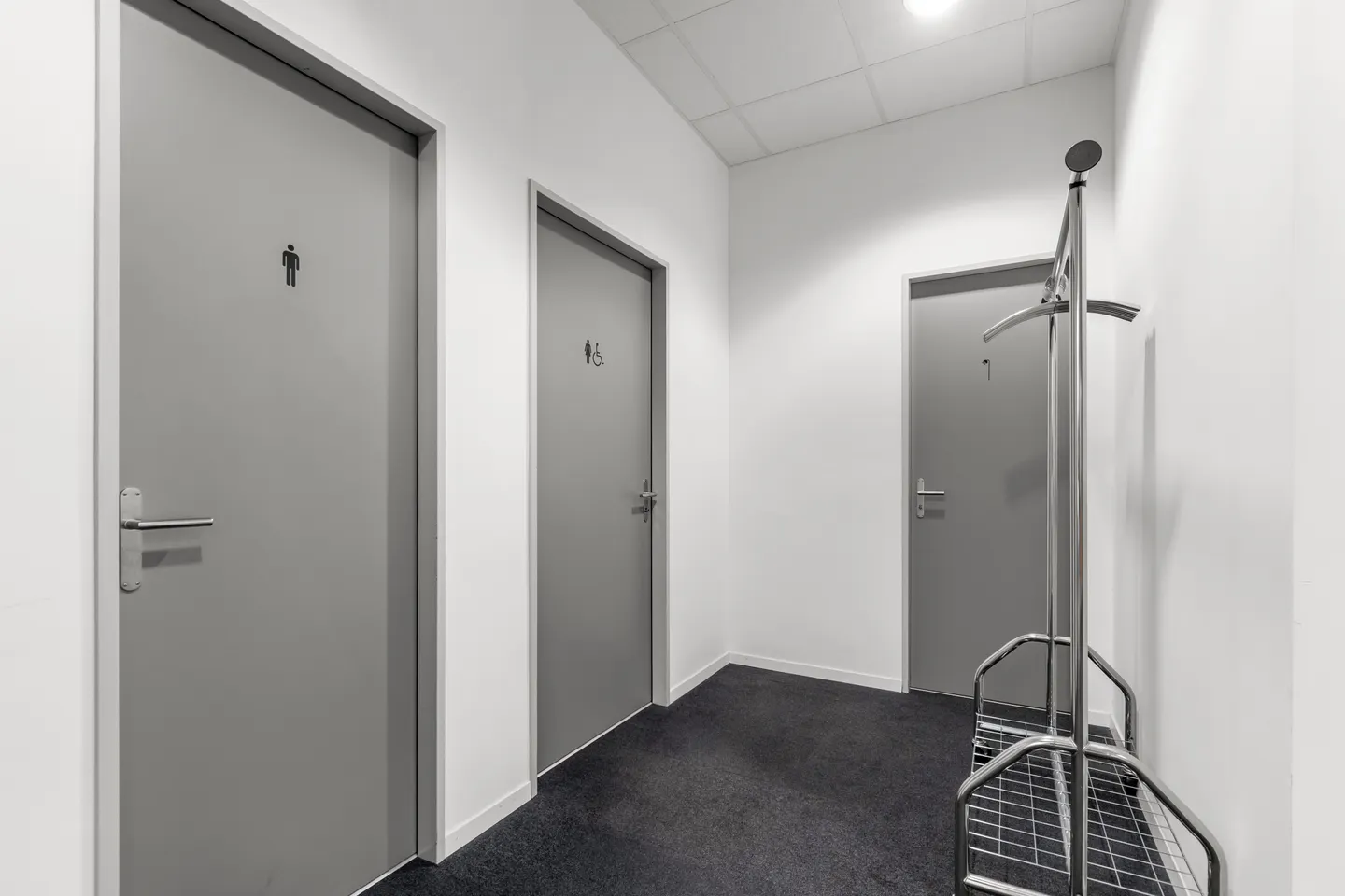 Office or Retail Space in the Heart of Pfäffikon SZ - Photo 9 of 10